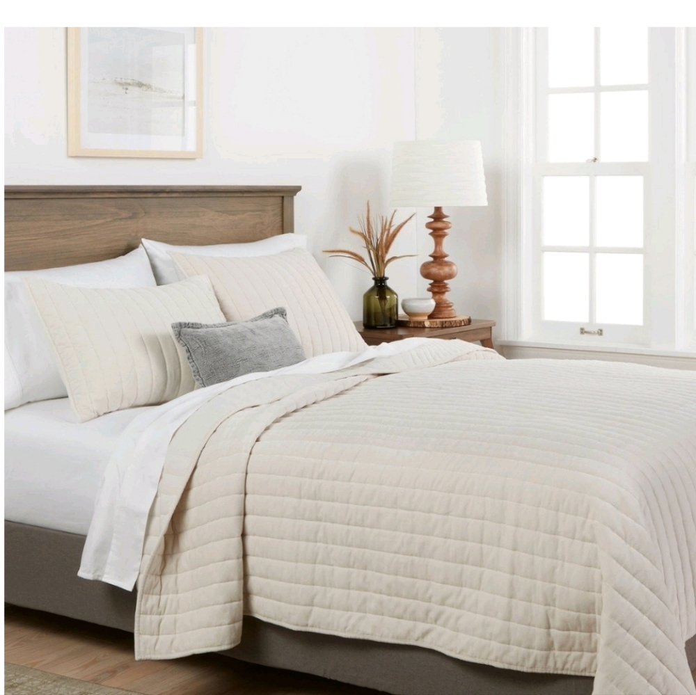 NWT Threshold Velvet Quilt Full/Queen Cream